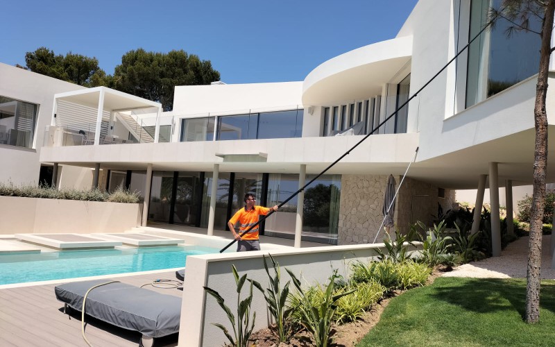 EXTERIOR WINDOW CLEANING 