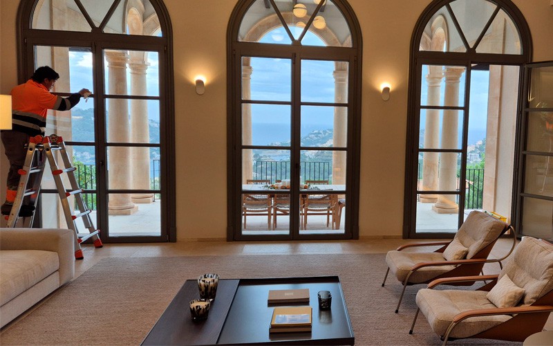 INTERIOR WINDOW CLEANING 