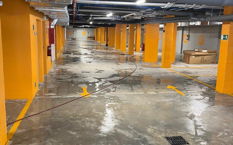 FLOOR CLEANING IN COMMERCIAL LOCATIONS 